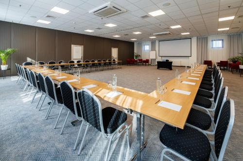 a large conference room with long tables and chairs at Hotel 500 W Strykowie in Stryków