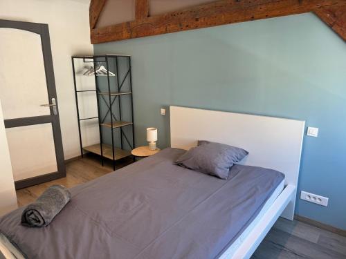 une chambre avec un grand lit dans une pièce dans l'établissement Gite maison cosy sur Grand-Fort-Philippe, à Grand-Fort-Philippe