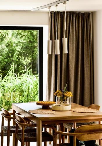 a dining room with a table and chairs and a window at Rycerki Dom na Szlaku in Rajcza
