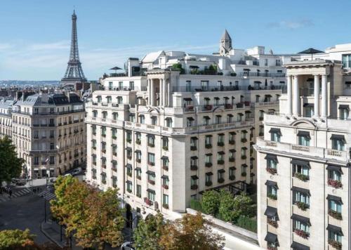 un immeuble d'appartements avec la tour eiffel en arrière-plan dans l'établissement Champs-Élysées Arc de Triomphe, à Paris