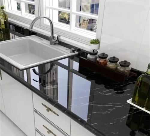 un comptoir de cuisine avec un évier et une fenêtre dans l'établissement Champs-Élysées Arc de Triomphe, à Paris