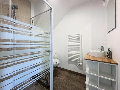 een badkamer met toilet en wastafel bij Beau duplex et studio proche de la mer in Donville-les-Bains