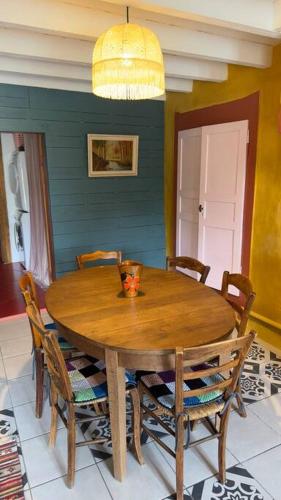 une salle à manger avec une table et des chaises en bois dans l'établissement gîte Walden 4-6 personnes, à La Chabanne