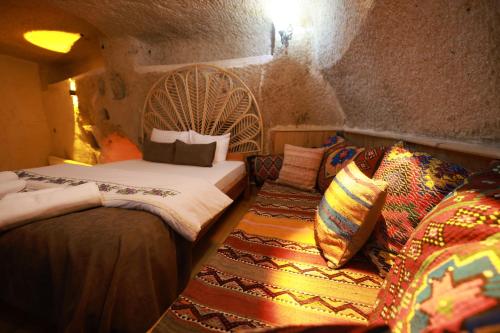 Postel nebo postele na pokoji v ubytování Mommy's Cave Home