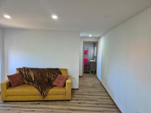 a living room with a couch with a blanket on it at Casa Velha in Linhares