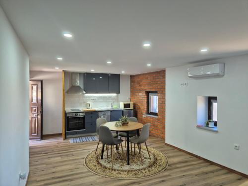 a kitchen and dining room with a table and chairs at Casa Velha in Linhares