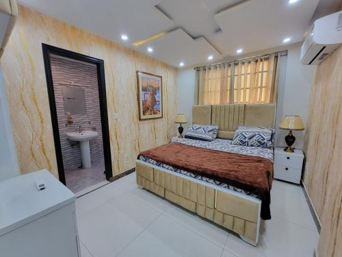 Postel nebo postele na pokoji v ubytování Bahria Town Lahore - NEXT INN Cozy apartment for your stay 501