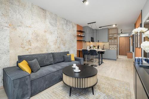 un salon avec un canapé et une table dans l'établissement Nowoczesny i Elegancki Apartament A212 z Balkonem i Parkingiem by Noclegi Renters, à Międzyzdroje