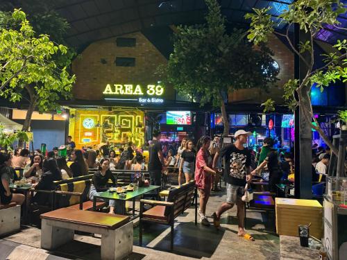 a crowd of people standing in front of a restaurant at City Center Thai Villa 3 Bed room 2 Bath in Pattaya Central