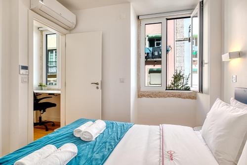 ein Schlafzimmer mit einem Bett mit Handtüchern darauf in der Unterkunft InLoveApartments - Luxury in Alfama in Lissabon