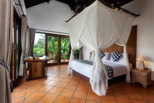 Postel nebo postele na pokoji v ubytování Ubud Luwih Nature Retreat
