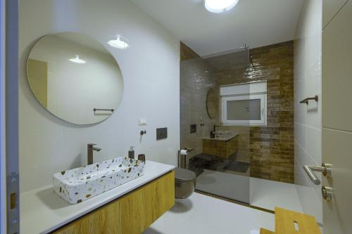Ένα μπάνιο στο Villa Loreta near Fažana for 7 plus 1 people with luxury private jacuzzi only 600 meters from sea