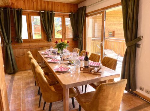 une salle à manger avec une longue table et des chaises dans l'établissement Chalet Blanchot (6-9 pers.) 