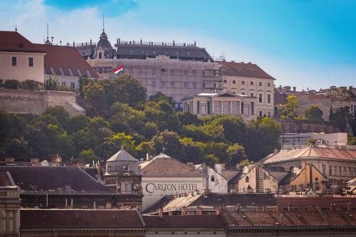 Nespecifikovaný výhled na destinaci Budapešť nebo výhled na město při pohledu z hotelu