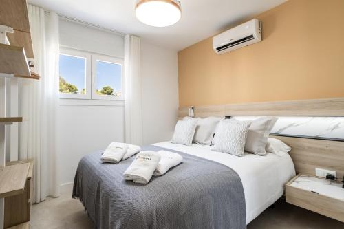 Ένα ή περισσότερα κρεβάτια σε δωμάτιο στο Sur Suites del Sol Apartamento 3 hab y 2 wc con gran terraza y piscina a pasos de la playa