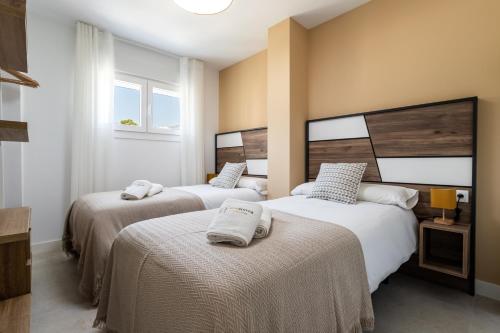 Ένα ή περισσότερα κρεβάτια σε δωμάτιο στο Sur Suites del Sol Apartamento 3 hab y 2 wc con gran terraza y piscina a pasos de la playa