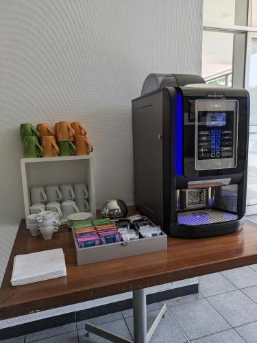 un moniteur informatique assis sur une table en bois dans l'établissement Hotel de la Gare Brest, à Brest