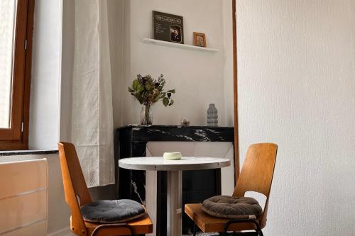 une salle à manger avec une table et deux chaises dans l'établissement Nancy Centre ville Studio rénové et équipé, à Nancy