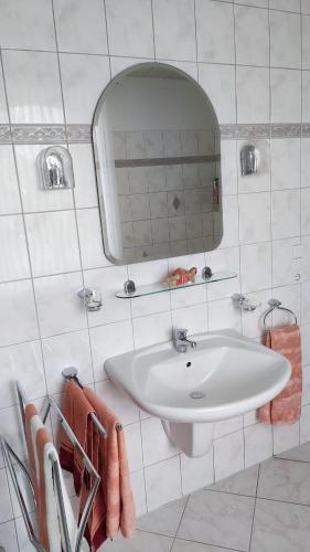 a bathroom with a sink and a mirror and towels at Mama Mia in Süssau