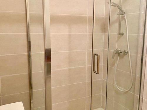 une douche avec une porte en verre et des toilettes. dans l'établissement Studio lumineux avec balcon, Wi-Fi, proche des thermes d'Amélie-les-Bains - FR-1-703-52, à Amélie-les-Bains-Palalda