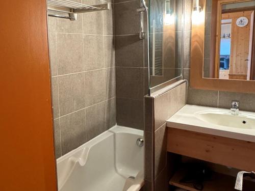 une salle de bain avec une baignoire, un lavabo et une douche dans l'établissement Appartement 3 pièces, 7 pers, Pied des pistes, Animaux admis - FR-1-181-2038, à La Plagne Tarentaise