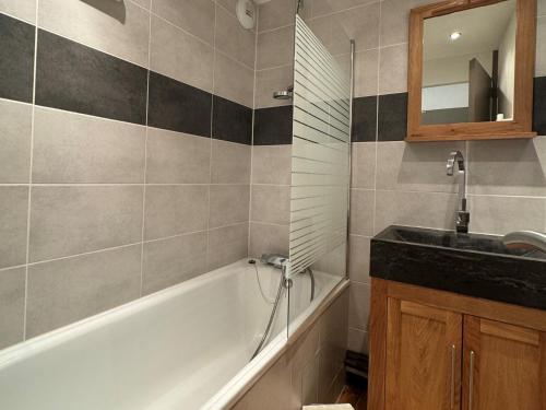 Koupelna v ubytování Appartement rénové, proche station, balcon, animaux admis - FR-1-181-2062