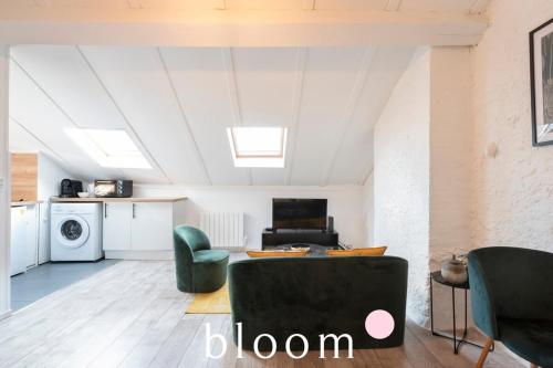 salon z kanapą i krzesłami w budynku w obiekcie Nancy Gare Superbe appartement w Nancy