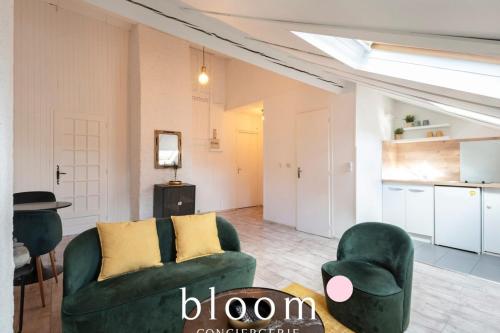 un salon avec un canapé vert et des chaises dans l'établissement Nancy face à la gare très bel appartement, à Nancy