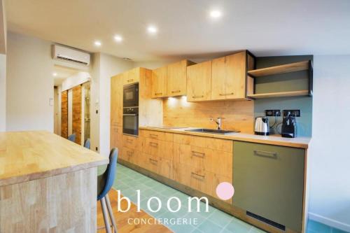 une cuisine avec des armoires en bois et un comptoir dans l'établissement Nancy vieille ville bel appartement rénové, à Nancy