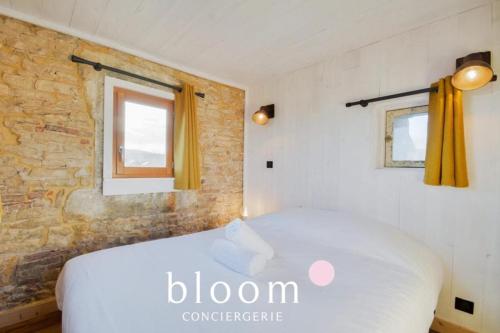 - une chambre avec un lit blanc et 2 fenêtres dans l'établissement Nancy vieille ville bel appartement rénové, à Nancy