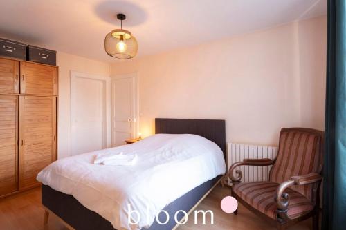 une chambre avec un lit et une chaise dans l'établissement Nancy centre 3 chambres à 2 pas de la gare, à Nancy