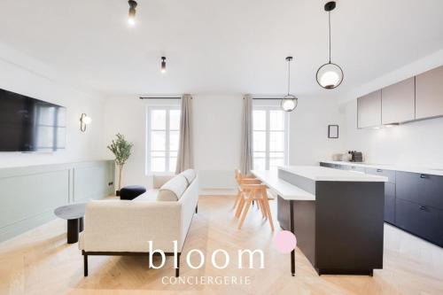 une cuisine et un salon avec un canapé et une table dans l'établissement Le Charles 3 Appartement de Standing, à Nancy