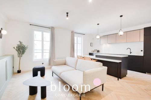 un salon avec un canapé blanc et une cuisine dans l'établissement Le Charles 3 Appartement de Standing, à Nancy