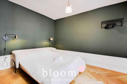 une chambre avec un lit blanc et un mur vert dans l'établissement Le Raugraff - Nancy Plein Centre Superbe F2, à Nancy