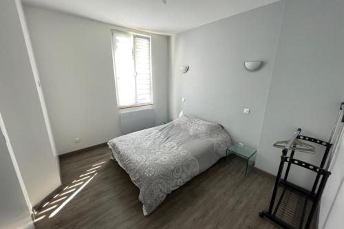 une petite chambre avec un lit et une fenêtre dans l'établissement Le Dominicains appartement au calme aux portes de la Place Stanislas, à Nancy