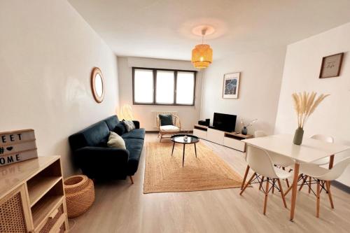 un salon avec un canapé bleu et une table dans l'établissement Nancy Centre Superbe F2 avec Garage, à Nancy