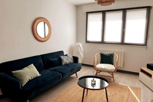 un salon avec un canapé bleu et une chaise dans l'établissement Nancy Centre Superbe F2 avec Garage, à Nancy