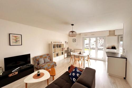un salon avec un canapé et une table dans l'établissement Superbe F2 avec garage balcon, à Nancy