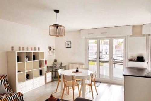 une cuisine et un salon avec une table et des chaises dans l'établissement Superbe F2 avec garage balcon, à Nancy