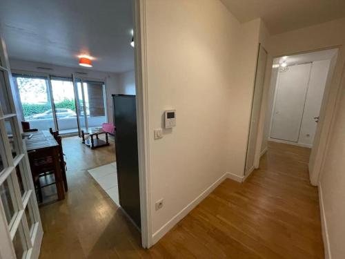 メゾン・アルフォールにあるLa Citadine, Paris à 10 minutes par le Métro 8の空のリビングルーム(廊下、ダイニングルーム付)