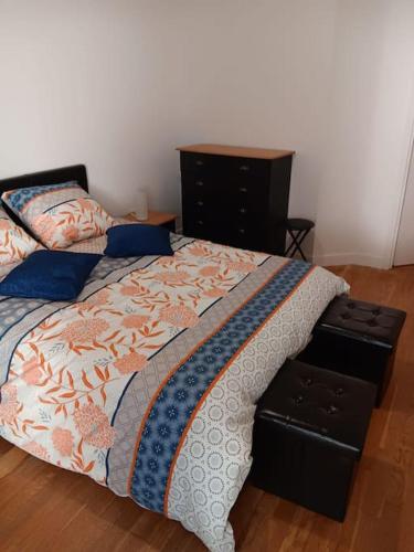 une chambre avec un lit et une commode dans l'établissement La Citadine, Paris à 10 minutes par le Métro 8, à Maisons-Alfort