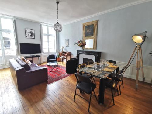 un salon avec une table et un canapé dans l'établissement Nouvelle pépite - Le Rayon vert, à Nantes