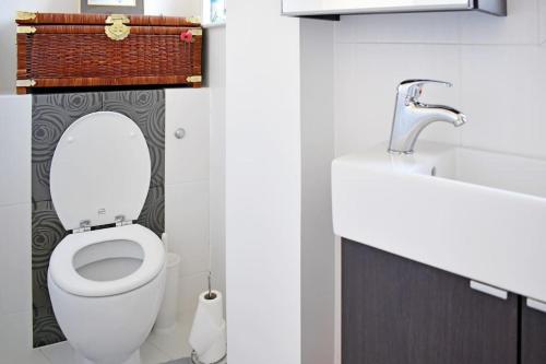 a bathroom with a white toilet and a sink at Central LDN Southwark 1bdr flat in London