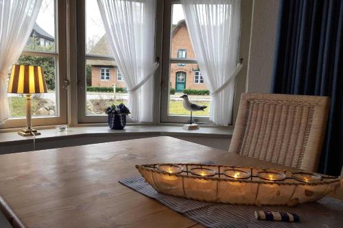 ein Raum mit einem Tisch mit Lichtern auf dem Boden in der Unterkunft Meeresbrise, Whg EG, Otto Guatingwai 18 in Goting