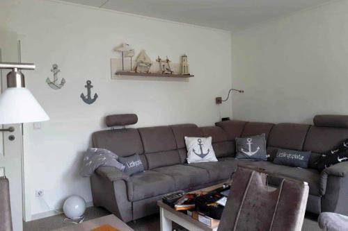 GotingにあるHaus Antje FW Strandlebenのリビングルーム(ブラウンソファ、テーブル付)