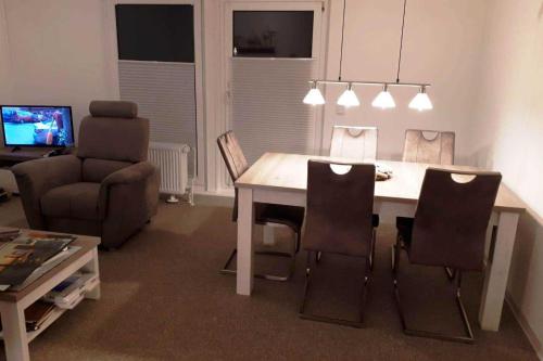 GotingにあるHaus Antje FW Strandlebenのダイニングテーブルと椅子のあるリビングルーム