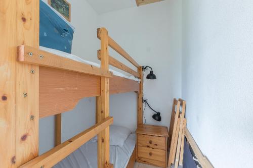 Palanda nebo palandy na pokoji v ubytování Le Cairn du Morgon - Appt vue montagne 4p