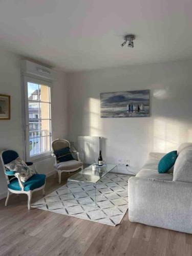 un salon avec un canapé et une table dans l'établissement Havre de paix à Benerville-sur-Mer, à Benerville-sur-Mer