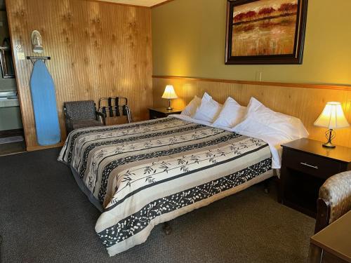 Postel nebo postele na pokoji v ubytování High Point Mountain Motel