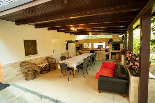 a dining room and kitchen with a table and chairs at Vila Zona Centrală in Zalău